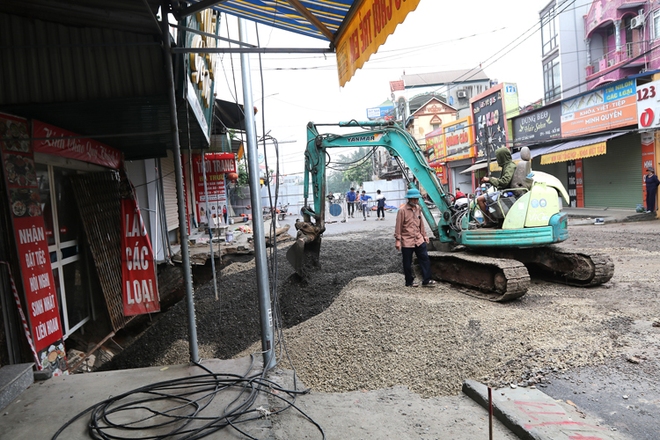 Ngày đầu tiên san lấp hố tử thần tại huyện Chương Mỹ (Hà Nội) - Ảnh 2.