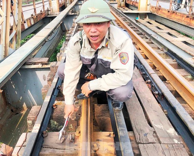 Bong ốc vít, xô lệch tà vẹt, ván đệm đường sắt chạy qua cầu Long Biên - Ảnh 2.
