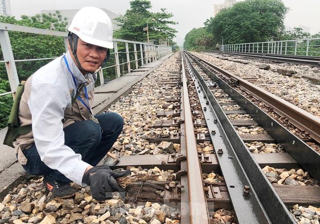 Bong ốc vít, xô lệch tà vẹt, ván đệm đường sắt chạy qua cầu Long Biên - Ảnh 11.