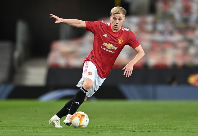 Fan MU bất bình vì cách đội nhà chúc mừng sinh nhật Van de Beek - Ảnh 5.