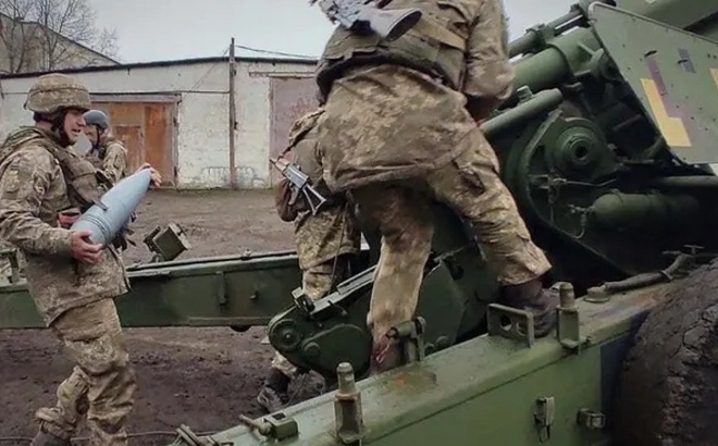Binh sĩ Ukraine luyện tập bên trọng pháo. Ảnh: Anadolu.