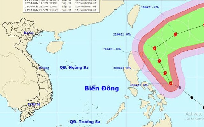 Vị trí và hướng di chuyển tiếp theo của siêu bão Surigae. Ảnh Trung tâm Dự báo KTTVQG.