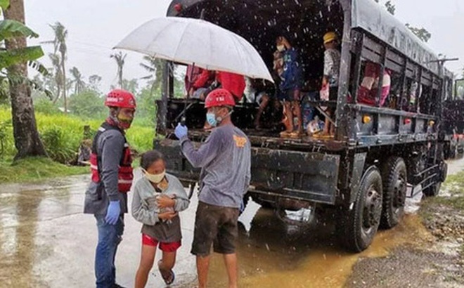 Sơ tán người dân tại TP Virac, tỉnh Catanduanes - Philippines hôm 18-4.Ảnh: ABS-CBN NEWS