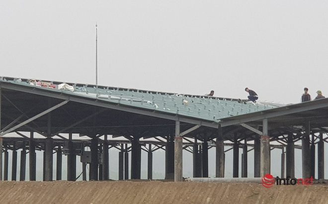 Mặc dù được đấu nối lưới điện vào cuối tháng 12/2020 nhưng ngày 25/3/2021, một nhóm công nhân đang trèo trên mái để lắp đặt những tấm quang điện tại trang trại tổng hợp Kỳ Lạc