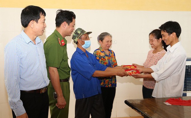 Gia đình ông Nguyễn Văn Bích trao trả lại số vàng 21,4 cây vàng trị giá 1,2 tỉ đồng trước sự chứng kiến của Công an thị trấn Tân Thanh