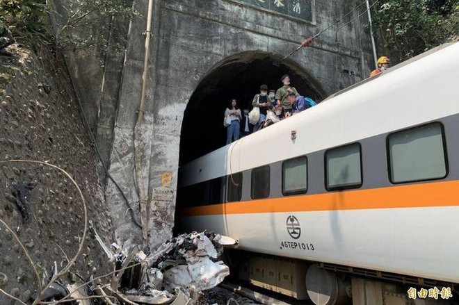Hiện trường vụ tàu hỏa đâm vào đường hầm ở Đài Loan, hé lộ nguyên nhân hi hữu  - Ảnh 1.