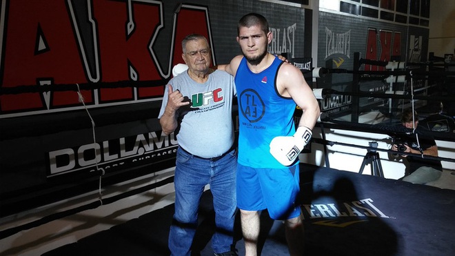 Khabib Nurmagomedov và câu chuyện cải thiện khả năng đánh đứng với ông thầy 80 tuổi - Ảnh 2.