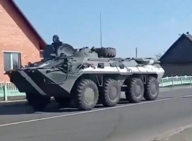 Xe bọc thép của Belarus ồ ạt đổ về biên giới Ukraine - Ảnh 1.