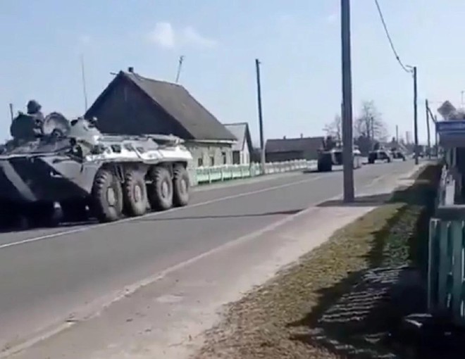 Xe bọc thép của Belarus ồ ạt đổ về biên giới Ukraine - Ảnh 2.