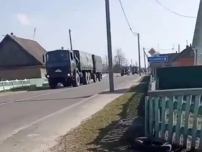 Xe bọc thép của Belarus ồ ạt đổ về biên giới Ukraine - Ảnh 3.