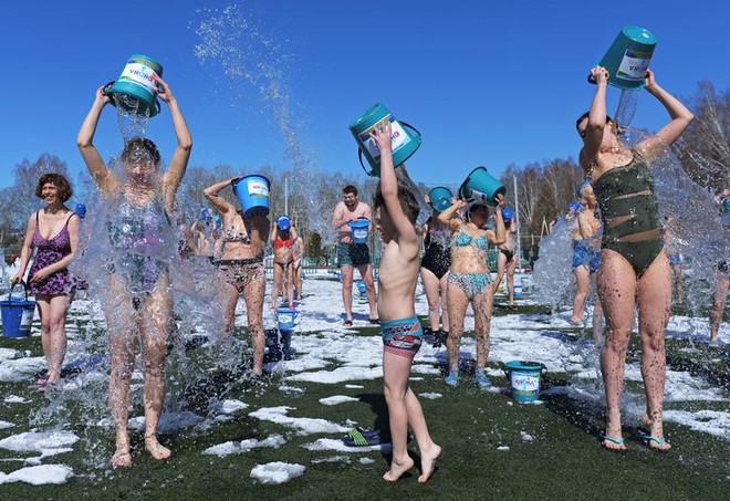 24h qua ảnh: Người dân tắm nước đá trong lễ hội mùa xuân ở Nga - Ảnh 2.