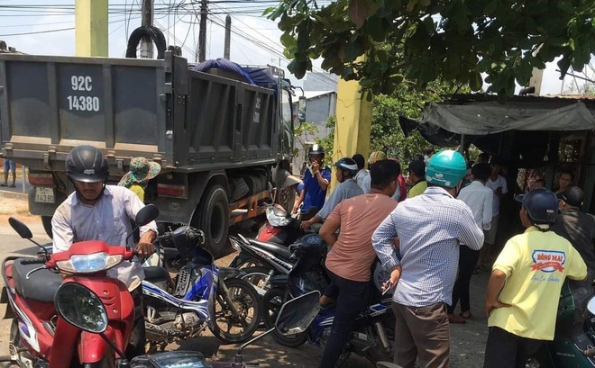 Rất đông người dân hiếu kỳ tập trung theo dõi vụ việc