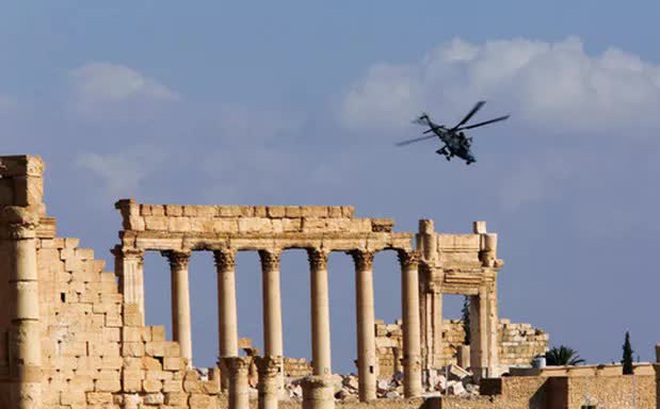 Máy bay chiến đấu bay qua TP Palmyra -Syria