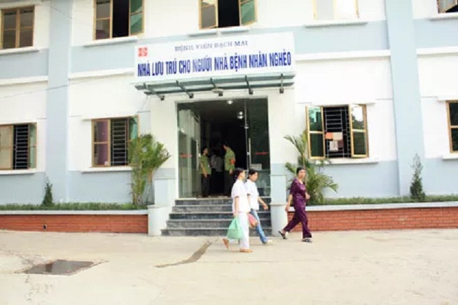 Vì sao Bệnh viện Bạch Mai phá nhà lưu trú cho người nhà bệnh nhân, chặt cây xà cừ tuổi đời trăm năm? - Ảnh 1. Vì sao Bệnh viện Bạch Mai phá nhà lưu trú cho người nhà bệnh nhân, chặt cây xà cừ tuổi đời trăm năm? - Ảnh 1.