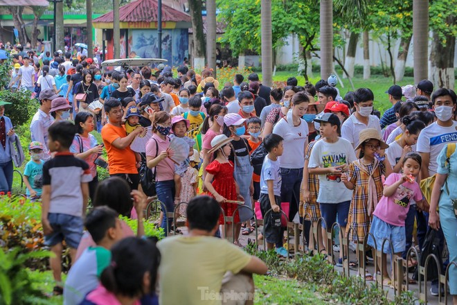 Chen chân ở vườn thú Hà Nội ngày nghỉ lễ Giỗ Tổ - Ảnh 5.