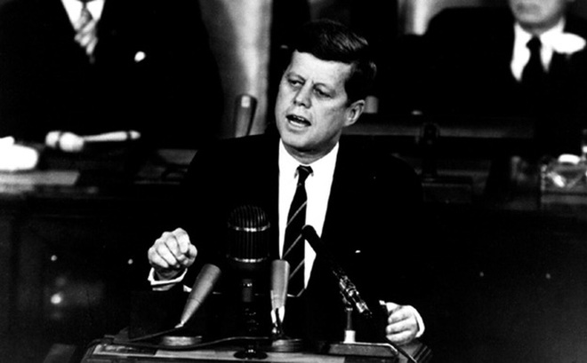 Tổng thống John F. Kennedy phát biểu trước Quốc hội năm 1961 về tham vọng bổ độ Mặt Trăng. Ảnh: Internet