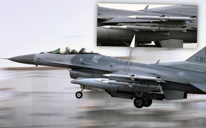 Một chiếc Wild Weasel F-16CM khi hạ cánh xuống căn cứ không quân Yokota ở Nhật Bản hôm 12/4 mang rất nhiều tên lửa không đối không