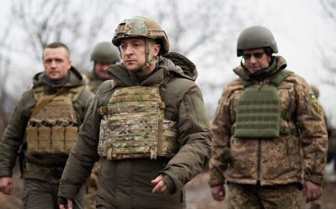 Tổng thống Ukraine Volodymyr Zelensky (chính giữa) thăm vùng chiến sự Donbass vào tháng 3/2021. Ảnh: AP