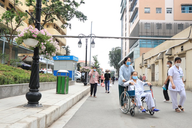 Lãnh đạo BV Bạch Mai: Có trường hợp thu nhập ở Bạch Mai 20 triệu, ra ngoài được trả trên 100 triệu - Ảnh 1. Lãnh đạo BV Bạch Mai: Có trường hợp thu nhập ở Bạch Mai 20 triệu, ra ngoài được trả trên 100 triệu - Ảnh 1.