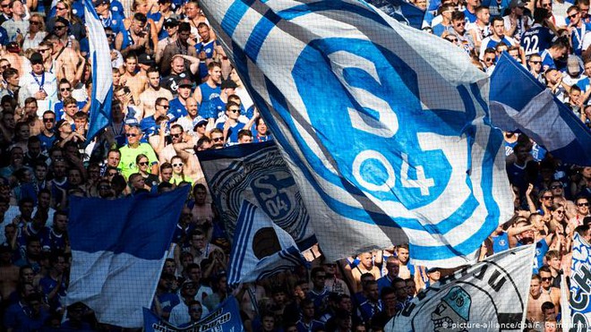 Hai cựu cầu thủ Arsenal bị fan Schalke 04 rượt đánh chạy tóe khói trên phố - Ảnh 2.