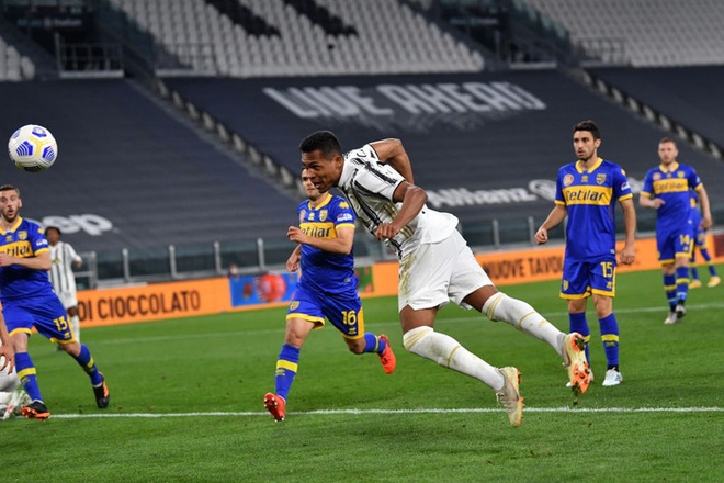 Ronaldo im tiếng trong ngày trở lại, Juventus phải nhờ đến hậu vệ để thắng đội đứng áp chót Serie A - Ảnh 4.