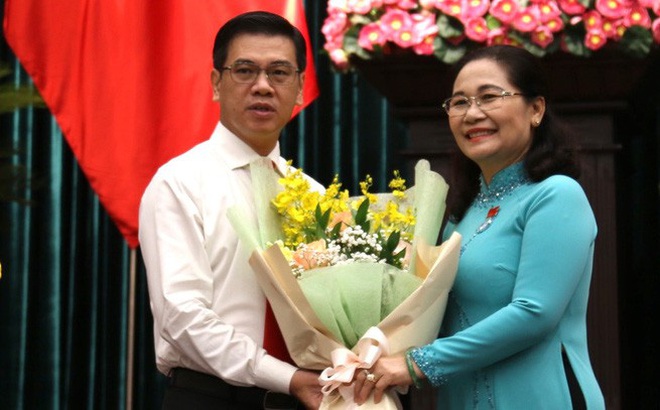 Chủ tịch HĐND TP HCM Nguyễn Thị Lệ chúc mừng ông Nguyễn Văn Dũng được bầu làm Phó Chủ tịch HĐND TP HCM khóa IX, nhiệm kỳ 2016-2021