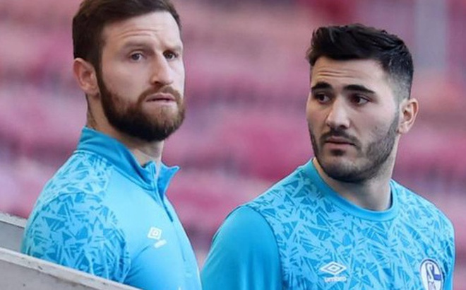 Sự tăng cường 2 hậu vệ giàu kinh nghiệm Mustafi và Kolasinac (cho mượn) từ Arsenal cũng không thể giúp Schalke tránh khỏi thảm cảnh xuống hạng (Ảnh: Getty)