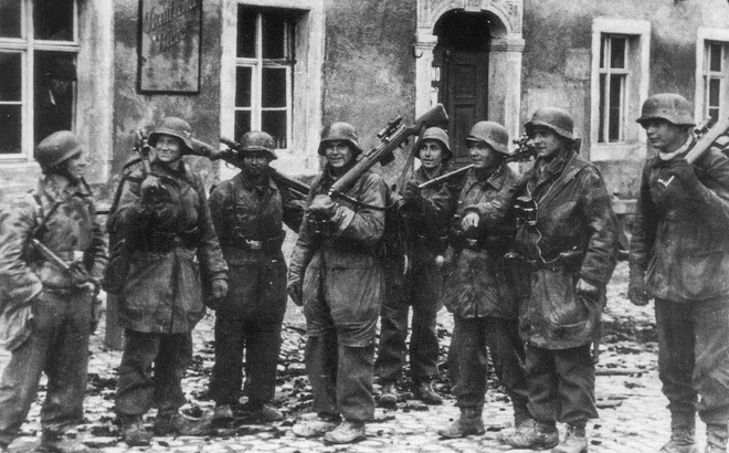 Các binh sĩ thuộc Sư đoàn Thiết giáp Nhảy dù 1 Hermann Goering gần Bautzen.