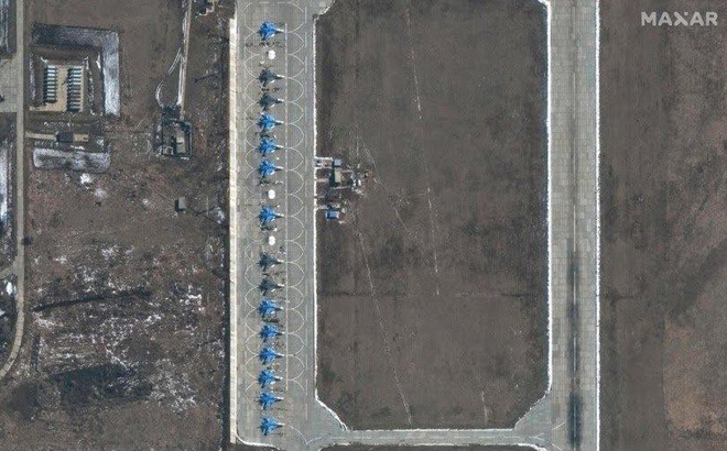 Các cường kích Su-34 tại căn cứ không quân Morozovsk của Nga, cách biên giới Ukraina khoảng 150km. Hình ảnh: Maxar.