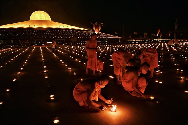 24h qua ảnh: Bể bơi trong suốt ở lưng chừng trời - Ảnh 8.