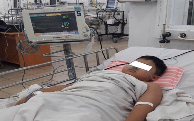 Bé trai bị ngộ độc Methemoglobin nặng đang được điều trị tại bệnh viện Nhi Đồng 1 (Ảnh: BV)