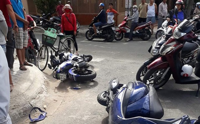 Cướp điện thoại còn quay lại nhìn như 