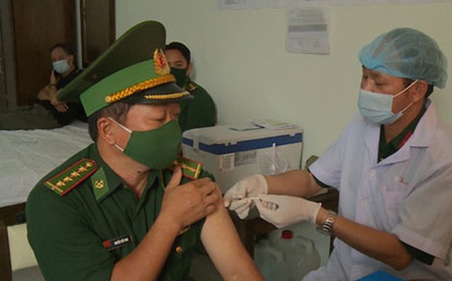 Tiêm vắc-xin Covid-19 cho lực lượng biên phòng tỉnh Kiên Giang Ảnh: BẢO THY