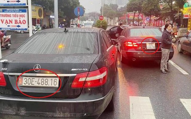 Hai chiếc Mercedes 'chặm mặt' trên đường.