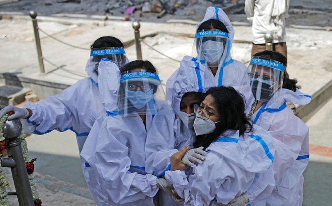 Người thân khóc thương một bệnh nhân vừa tử vong vì Covid-19 tại New Delhi, Ấn Độ. Ảnh: Reuters