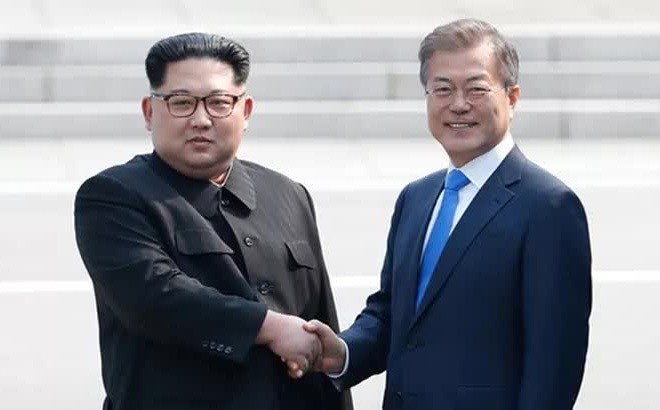 Lãnh đạo Triều Tiên Kim Jong-un và Tổng thống Hàn Quốc Moon Jae-in tại biên giới hai nước hồi năm 2018. Ảnh: Reuters