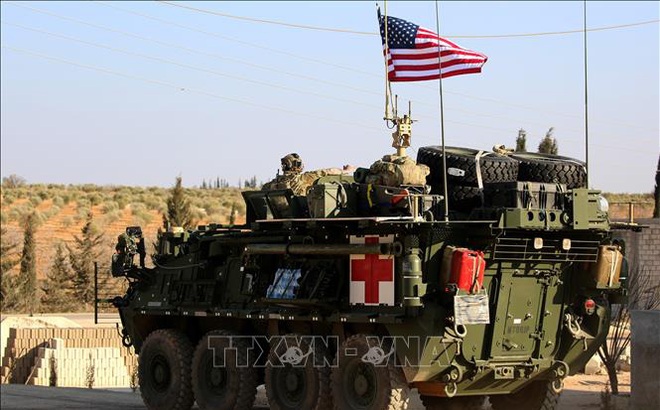 Đoàn xe của các lực lượng Mỹ được triển khai tại làng Yalanli, thành phố Manbij, Syria. Ảnh: AFP/TTXVN