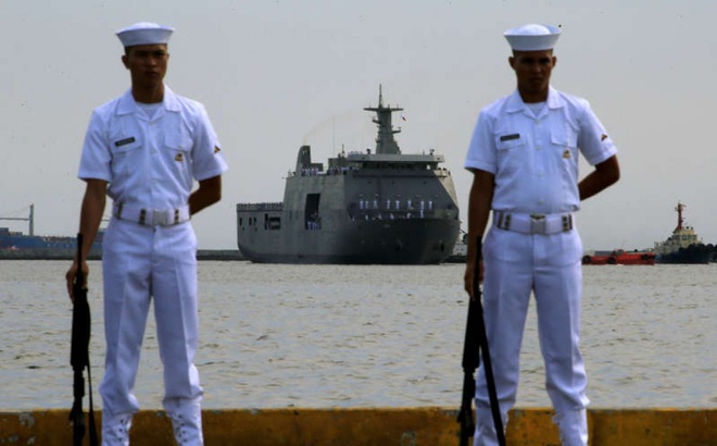 Hải quân Philippines đứng gác ở Bến tàu số 13 thuộc Cảng Nam Manila. Ảnh: Reuters