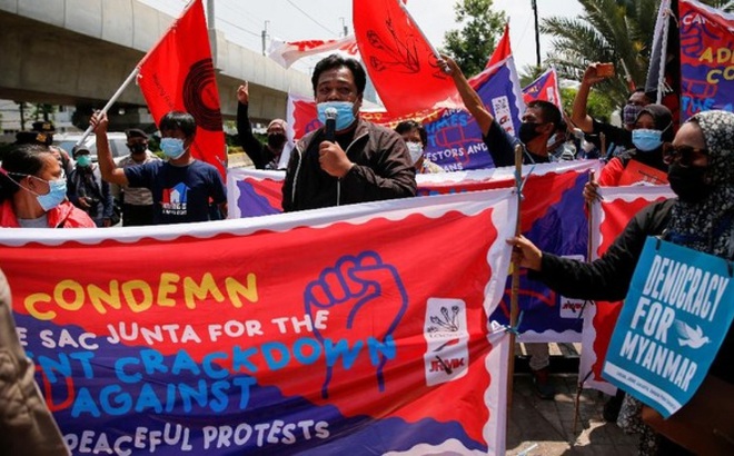 Biểu tình phản đối sự xuất hiện của Thống tướng Min Aung Hlaing ở Jakarta. (Ảnh : Reuters)
