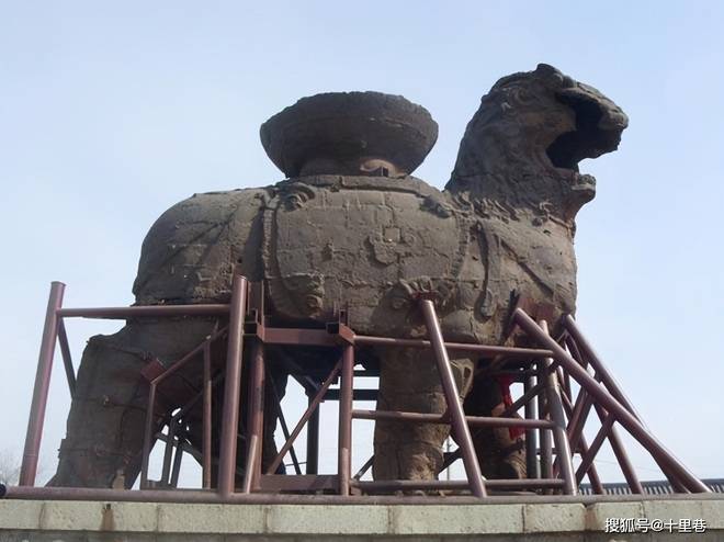 Dựng mái che cho tượng sư tử 1000 năm tuổi, các chuyên gia không ngờ mình đã mắc sai lầm nghiêm trọng, hủy hoại cả di tích - Ảnh 1.