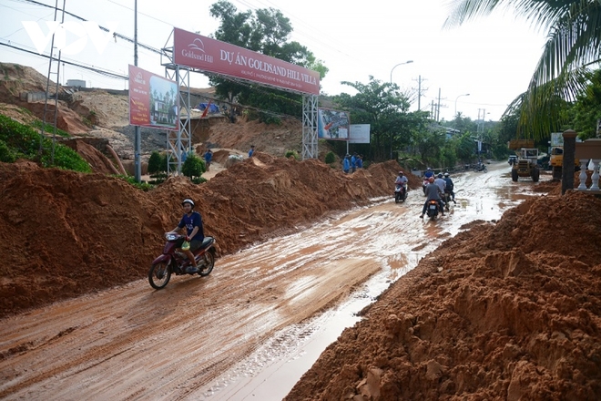 Liên tục sạt lở gây nguy hiểm, Bình Thuận lập đoàn kiểm tra dự án - Ảnh 3.