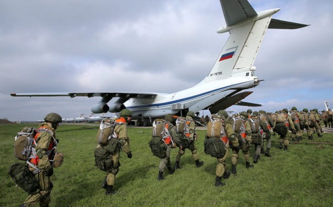 Lính dù Nga lên máy bay vận tải quân sự ở Taganrog, gần biên giới Ukraine hôm 22/4. Ảnh: Reuters