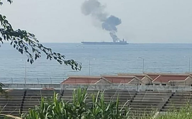 Khói bốc từ tàu chở dầu ngoài khơi Syria hôm 24-4. Ảnh: SANA