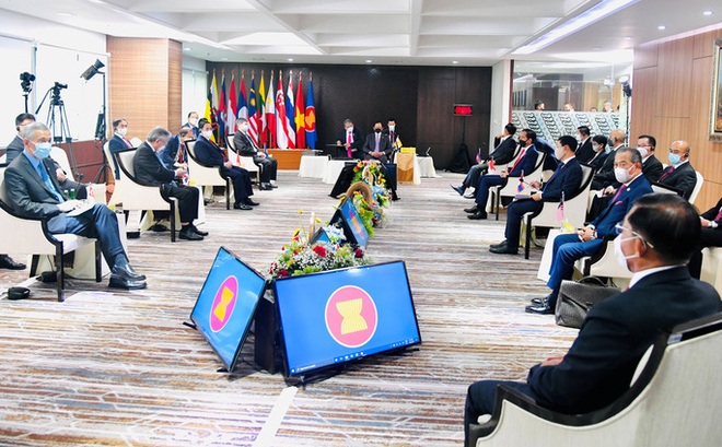 Lãnh đạo các nước ASEAN, trong đó có Thủ tướng Phạm Minh Chính, dự Hội nghị các nhà lãnh đạo ASEAN chiều 24-4 tại Jakarta, Indonesia Ảnh: REUTERS