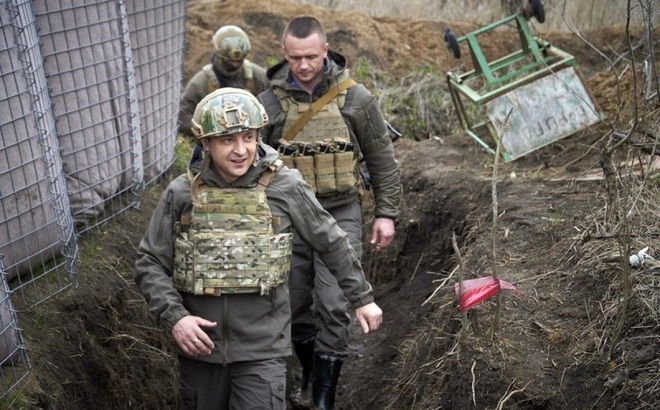 Tổng thống Ukraine Zelensky thị sát trận địa của quân đội nước này. Ảnh: AP.