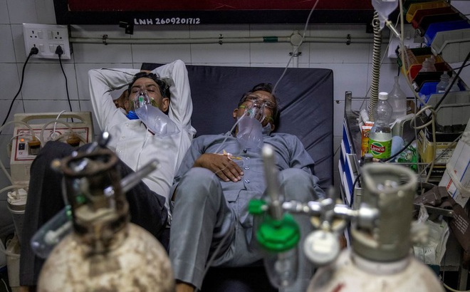 Các bệnh nhân COVID-19 phải nằm chung giường tại bệnh viện Lok Nayak Jai Prakash, thủ đô New Delhi, Ấn Độ. Ảnh: Reuters