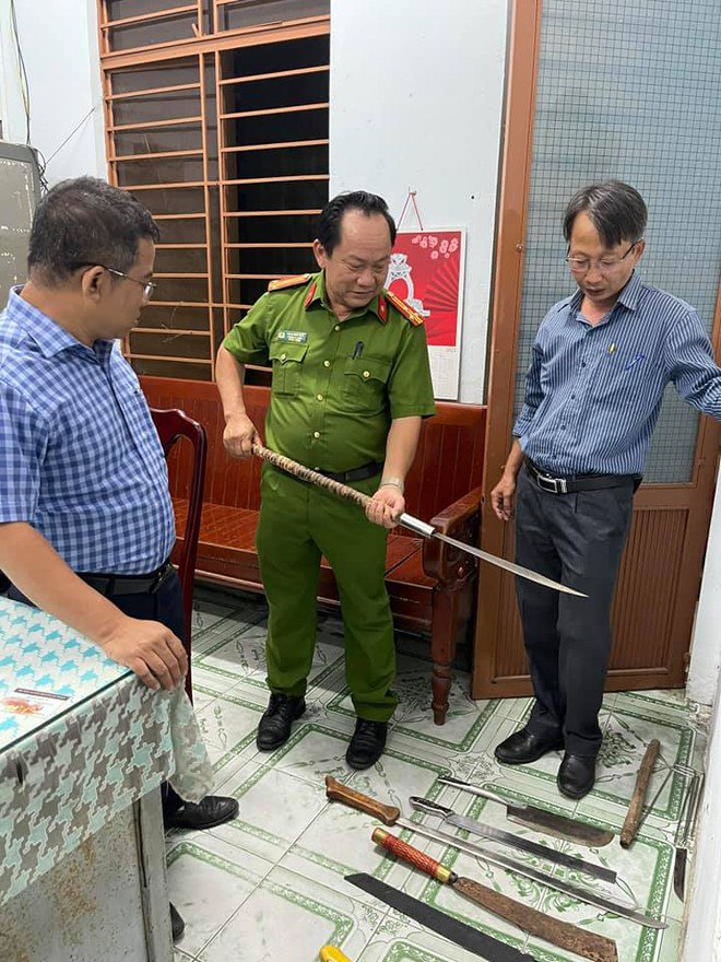 Hàng chục thanh niên mang vũ khí, dàn hàng đuổi chém nhau ở Đà Nẵng - Ảnh 1.