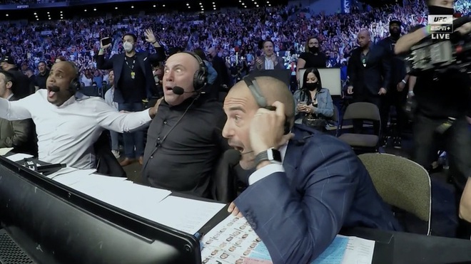 Cười nghiêng ngả với loạt biểu cảm khó đỡ của tam tấu bình luận viên tại sự kiện UFC 261 - Ảnh 1.