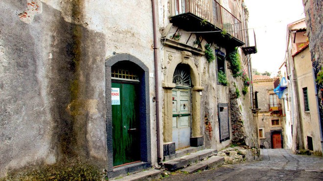 Thêm một thị trấn ở Italia rao bán nhà với giá 1 euro - Ảnh 4.