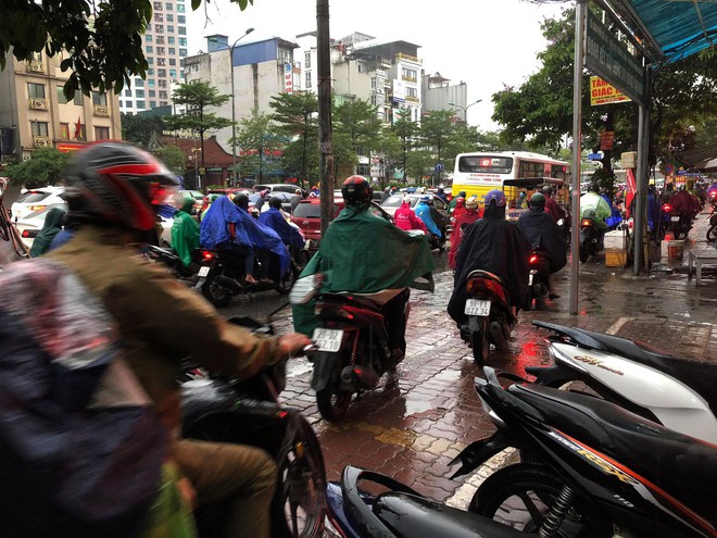  Hà Nội trời tối đen ngày đầu tuần, giao thông tắc nghẽn, xe leo lên vỉa hè  - Ảnh 6.